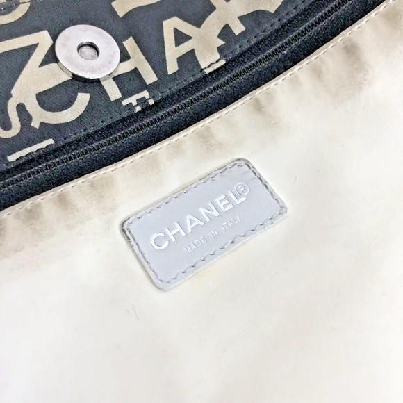 Chanel - "By Sea" - 31 Rue Cambon - Black Logo Canvas Tote Bag in Tie Dye Effect - Picture 11 of 13